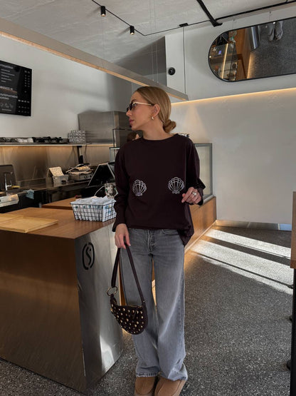 Luźny longsleeve z muszelkami
