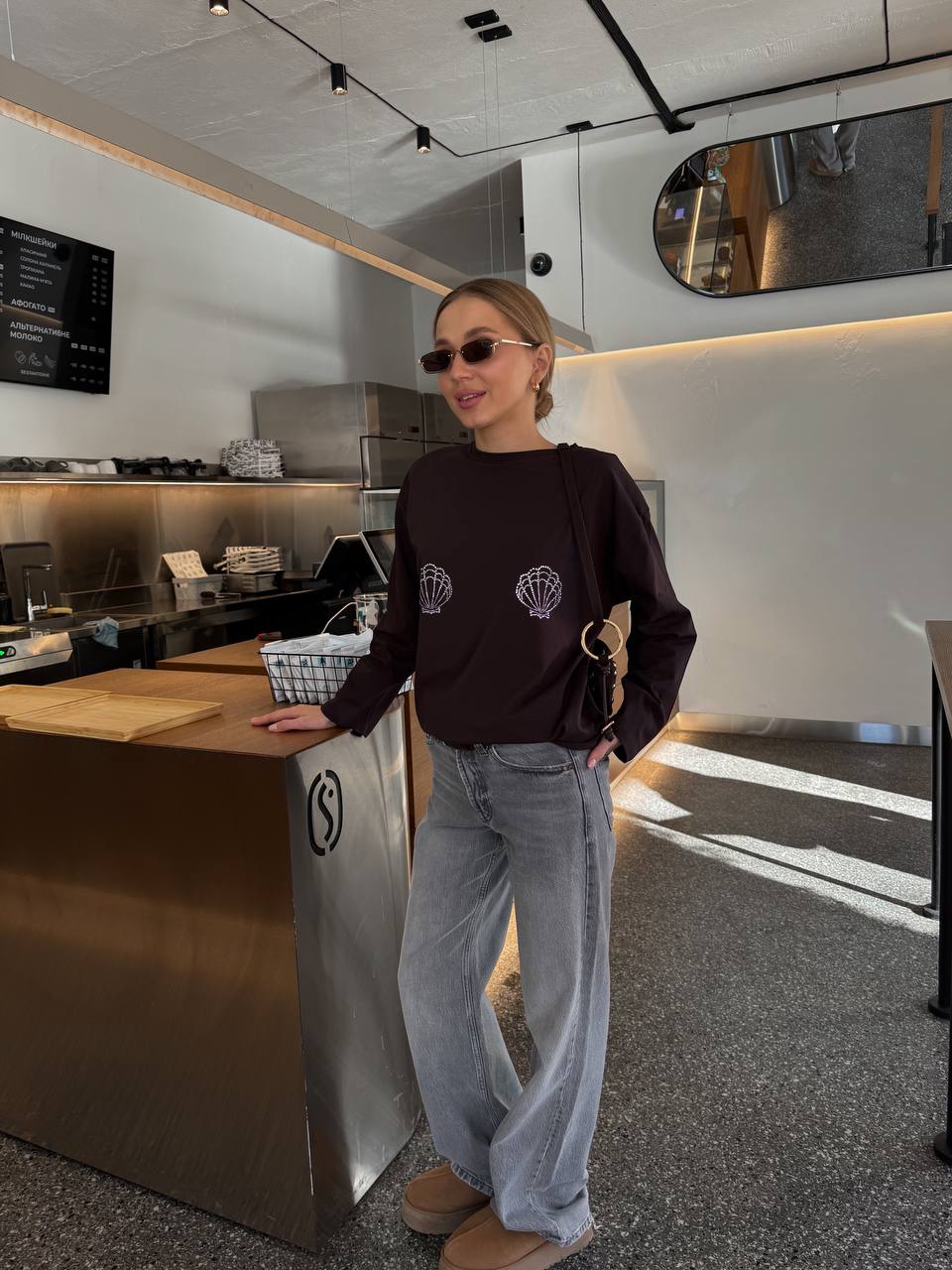 Luźny longsleeve z muszelkami