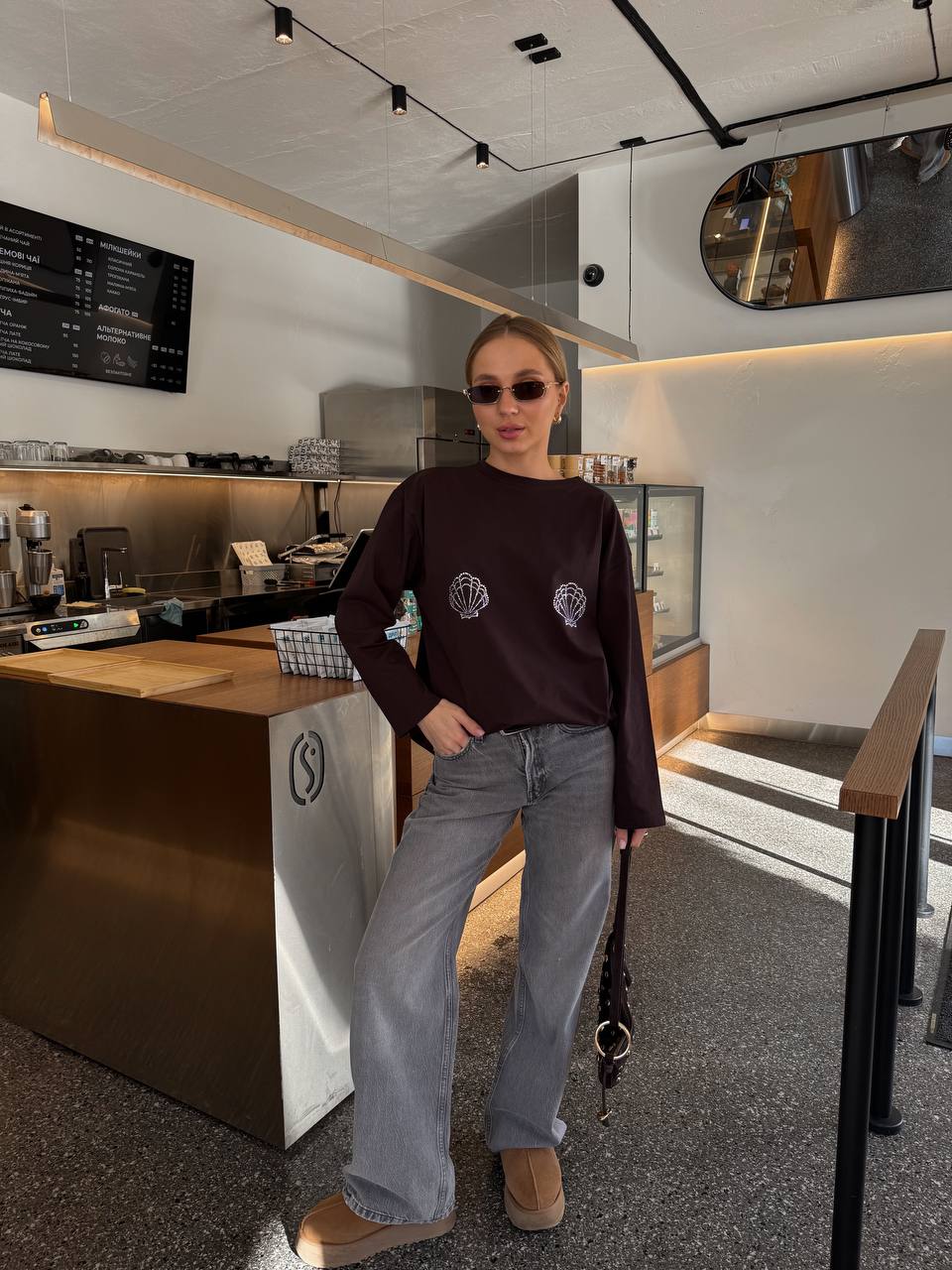 Luźny longsleeve z muszelkami