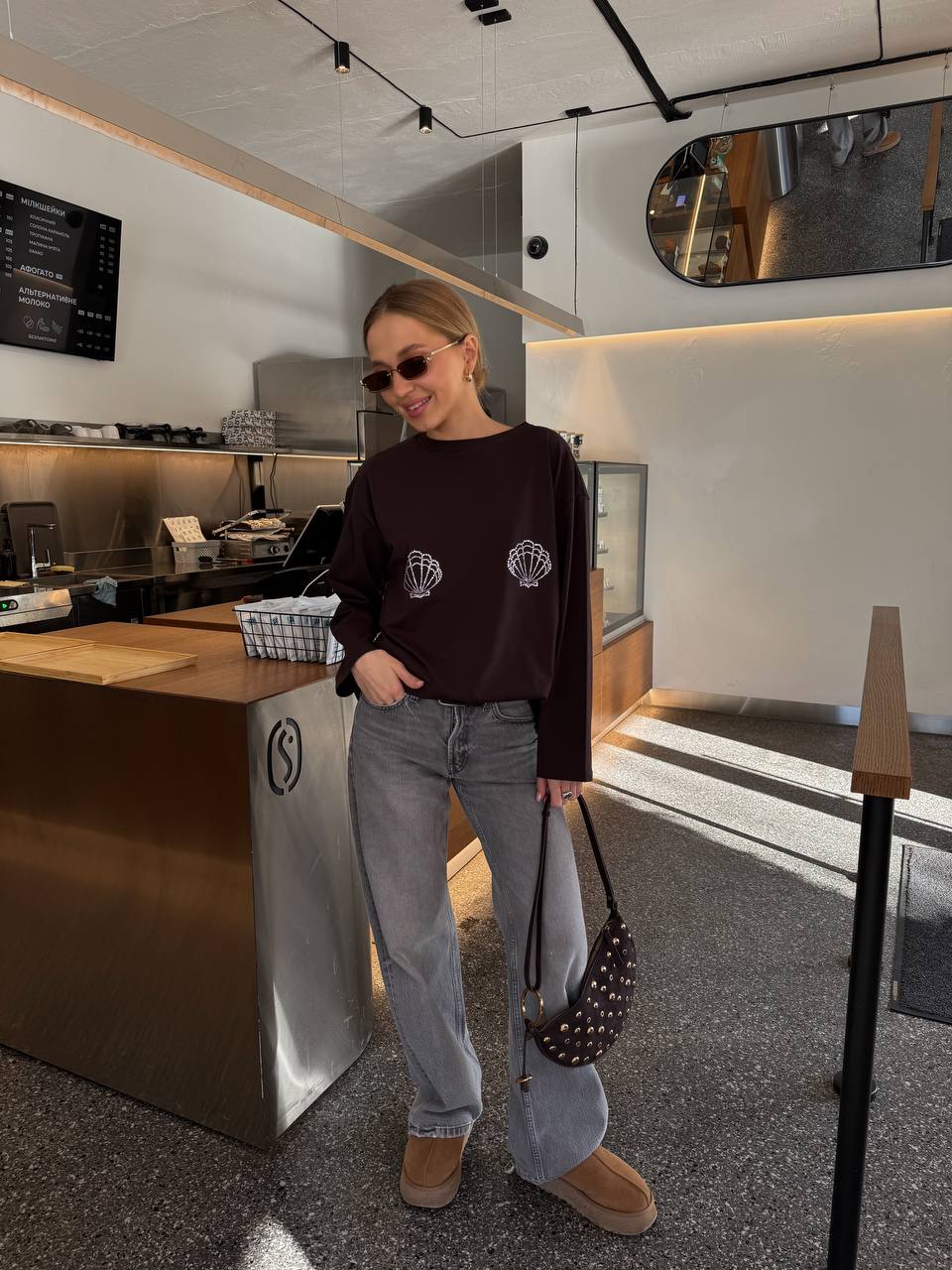 Luźny longsleeve z muszelkami
