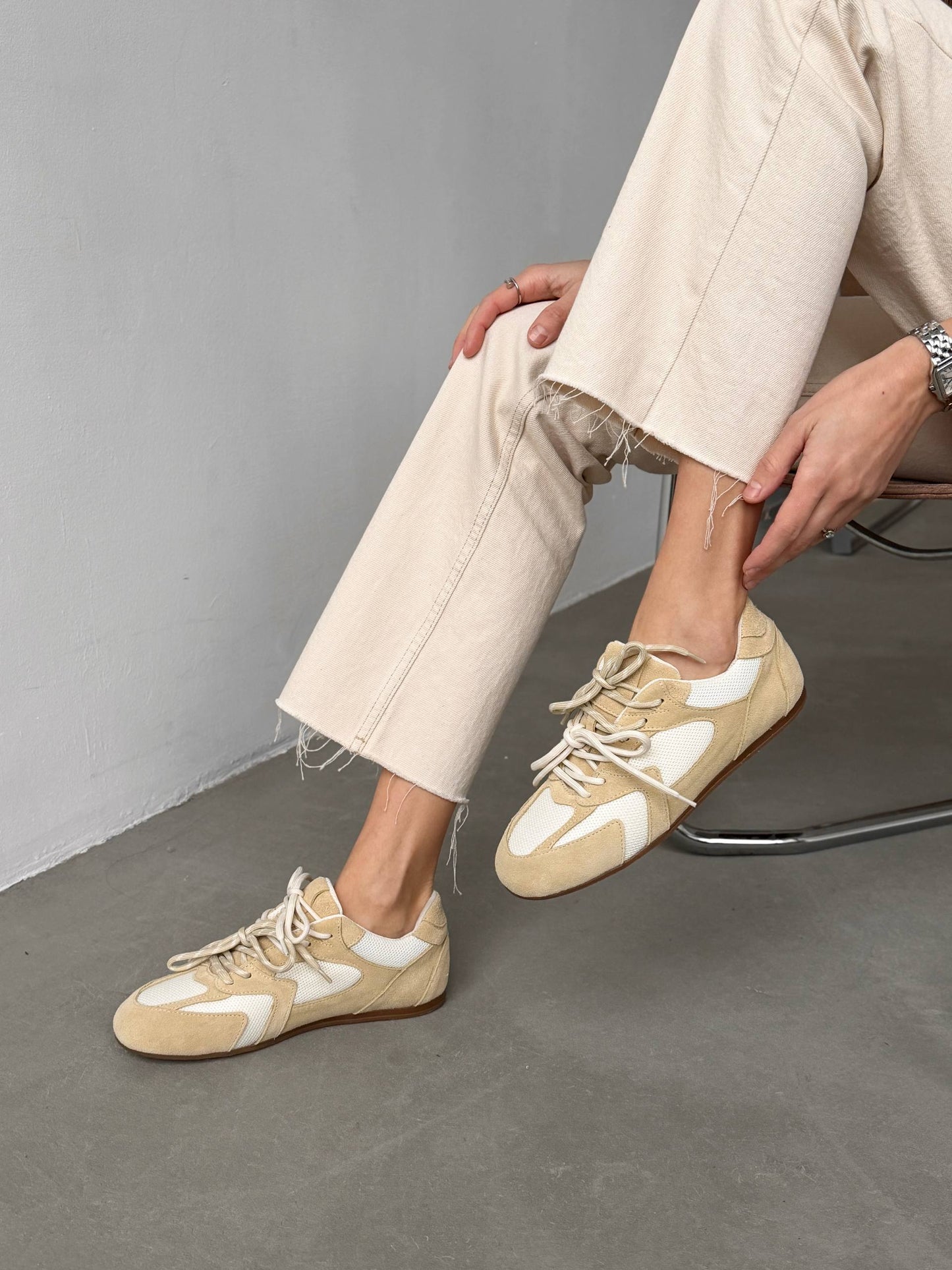 Double lacing sneakers, oiled