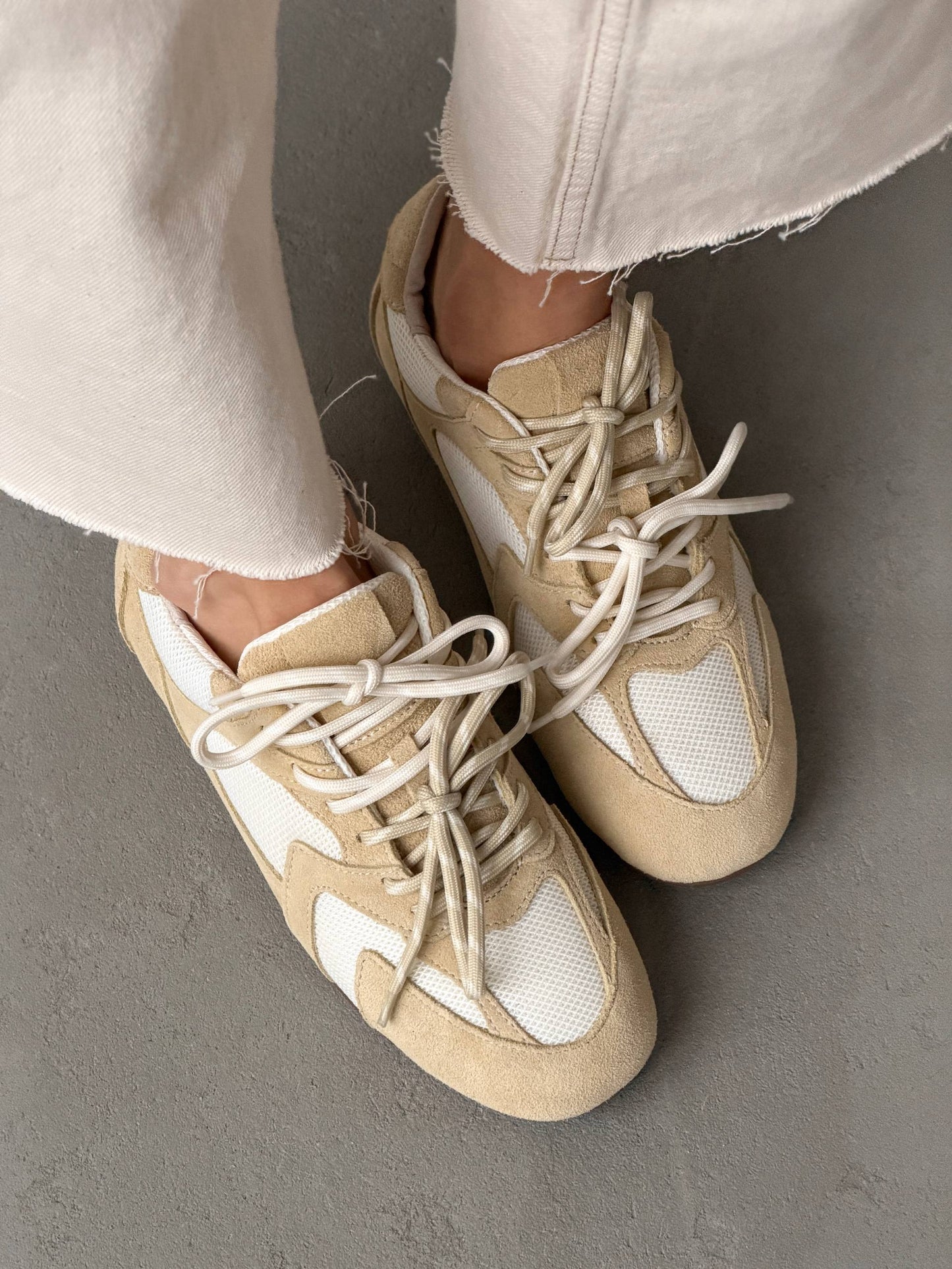 Double lacing sneakers, oiled