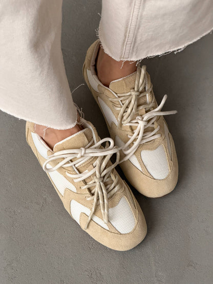 Double lacing sneakers, oiled