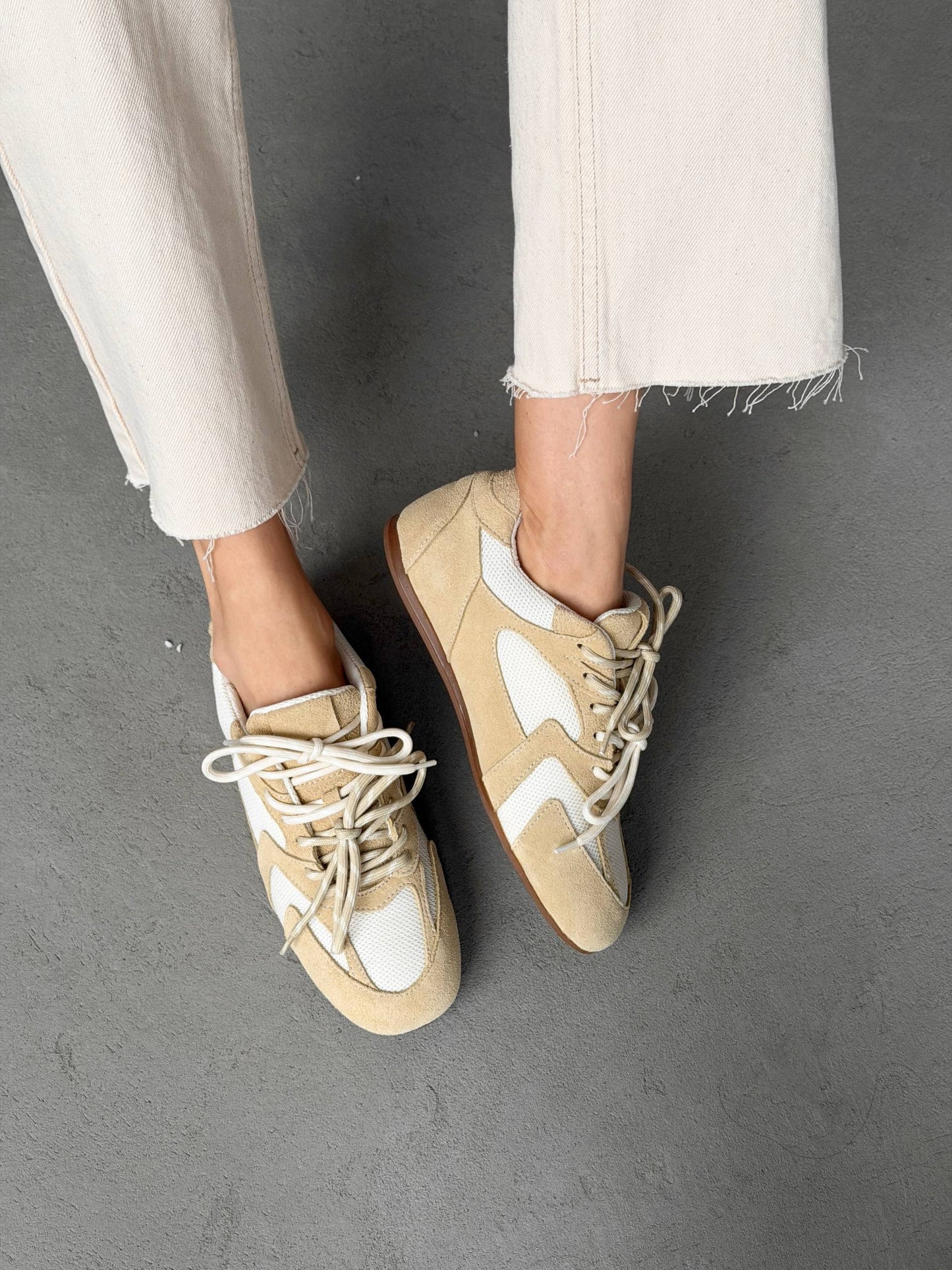 Double lacing sneakers, oiled