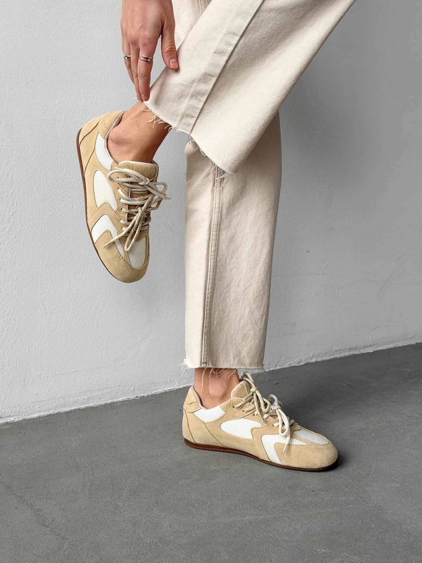 Double lacing sneakers, oiled