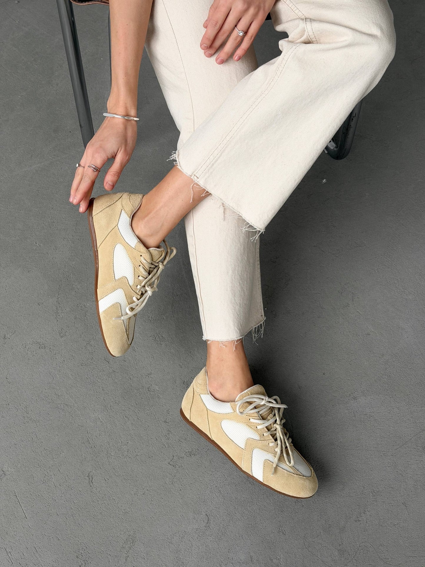 Double lacing sneakers, oiled