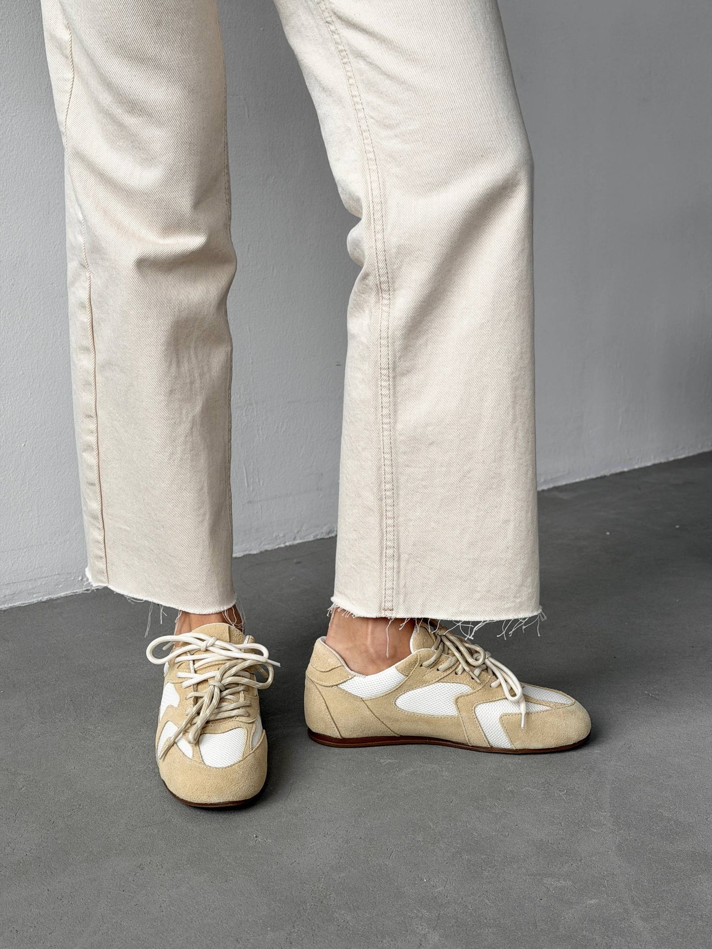 Double lacing sneakers, oiled