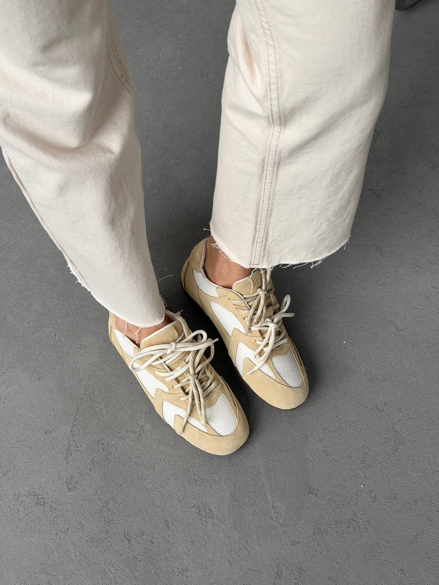 Double lacing sneakers, oiled