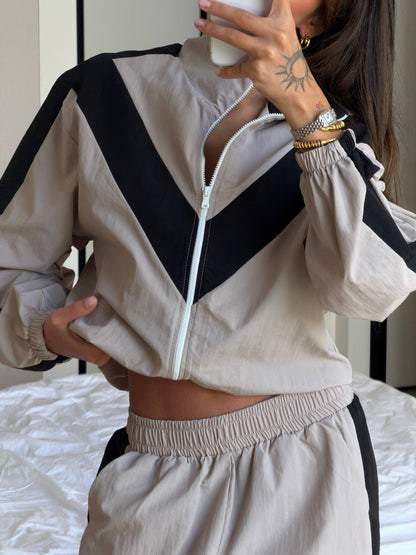 Tracksuit made of rain-resistant fabric