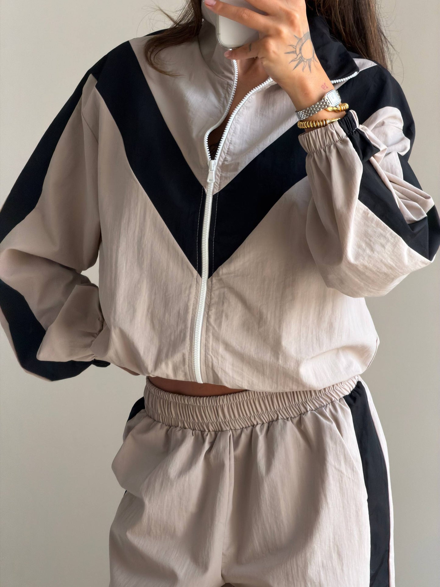 Tracksuit made of rain-resistant fabric