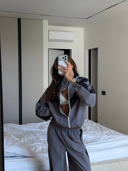 Tracksuit made of rain-resistant fabric