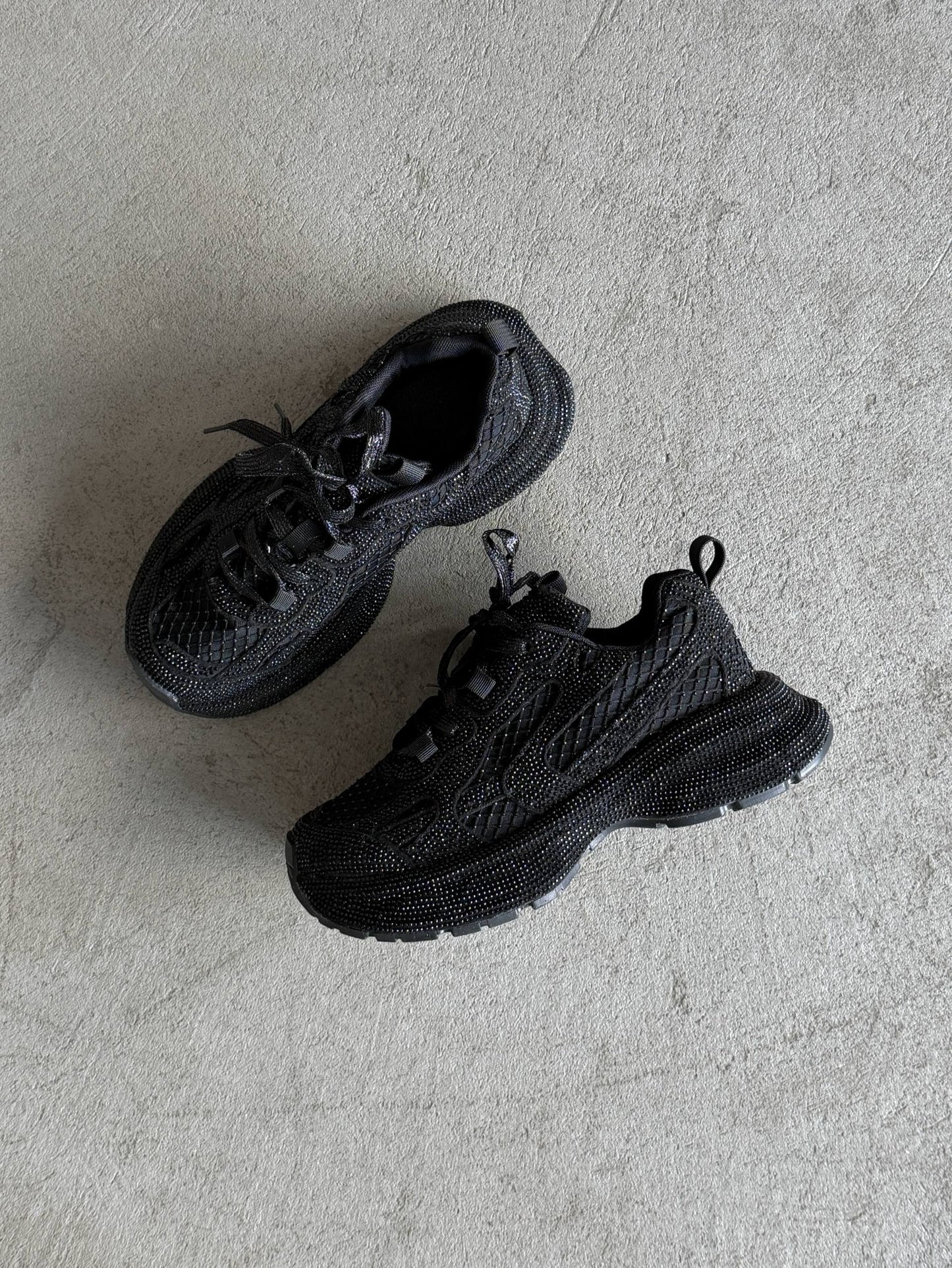 Sneakersy z kamyczkami na modnej podeszwie