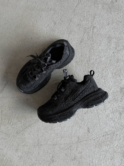 Sneakersy z kamyczkami na modnej podeszwie