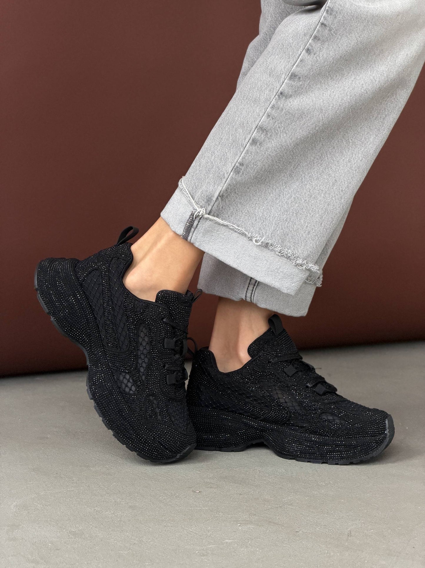 Sneakersy z kamyczkami na modnej podeszwie