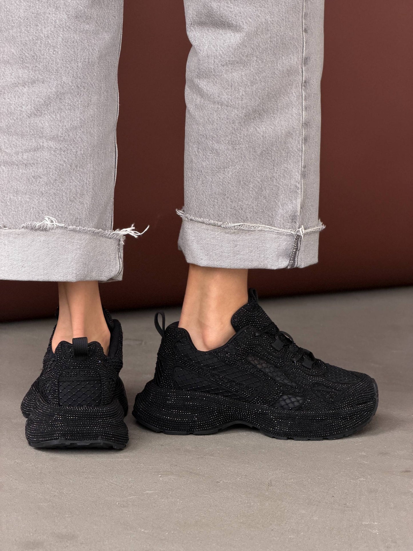 Sneakersy z kamyczkami na modnej podeszwie