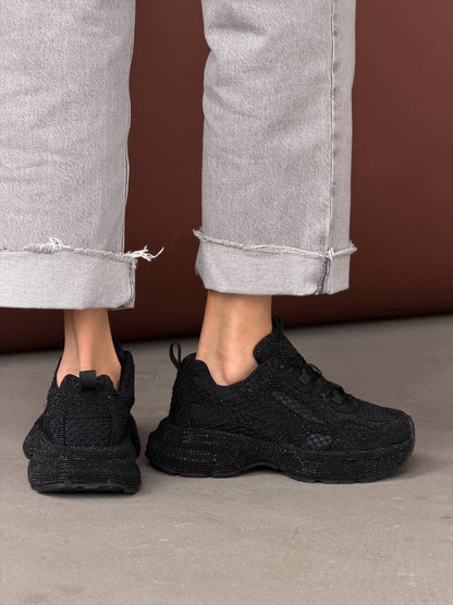 Sneakersy z kamyczkami na modnej podeszwie