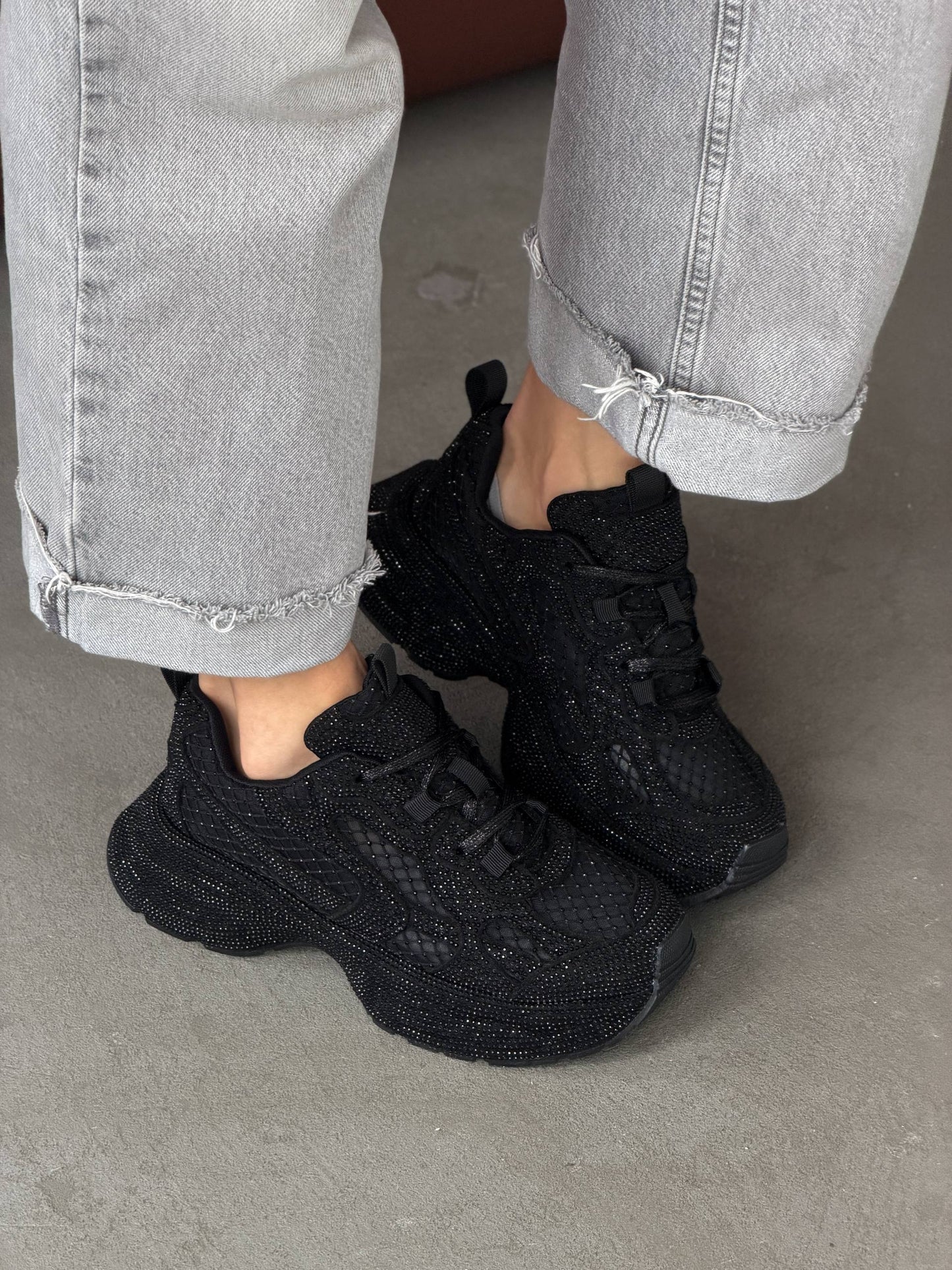 Sneakersy z kamyczkami na modnej podeszwie