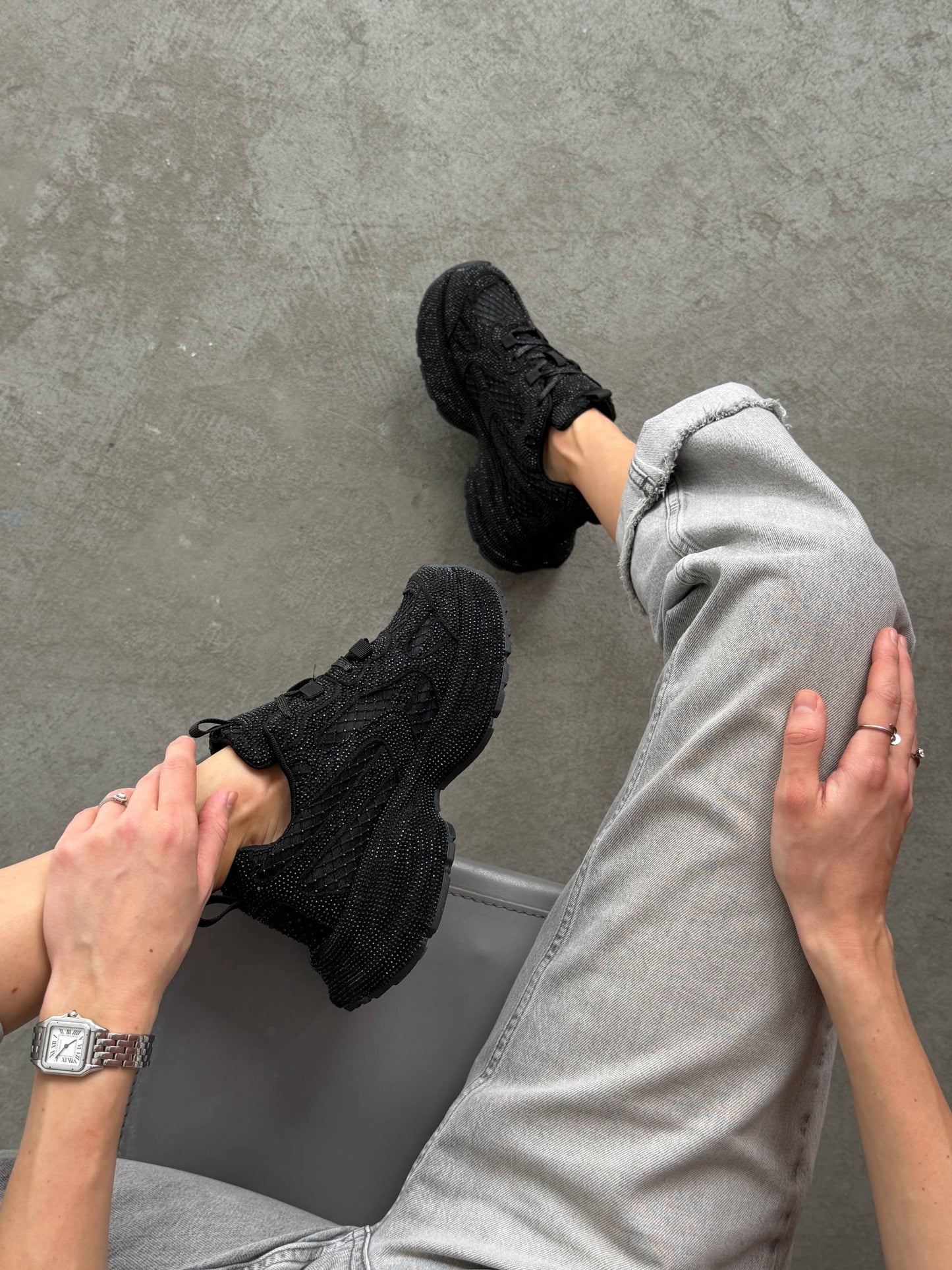 Sneakersy z kamyczkami na modnej podeszwie
