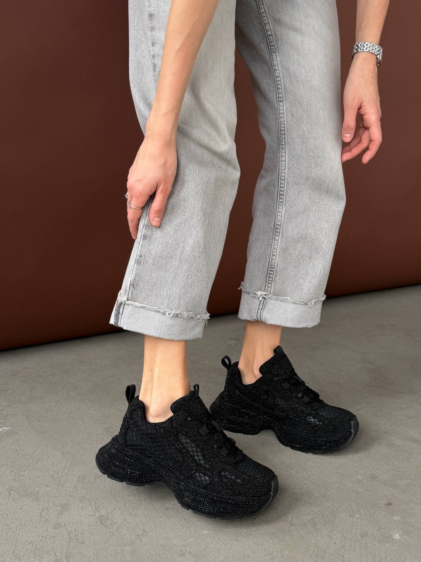 Sneakersy z kamyczkami na modnej podeszwie