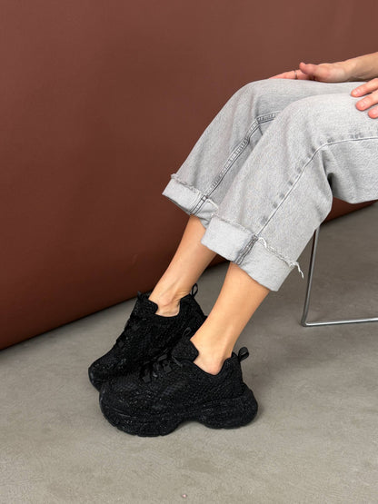 Sneakersy z kamyczkami na modnej podeszwie