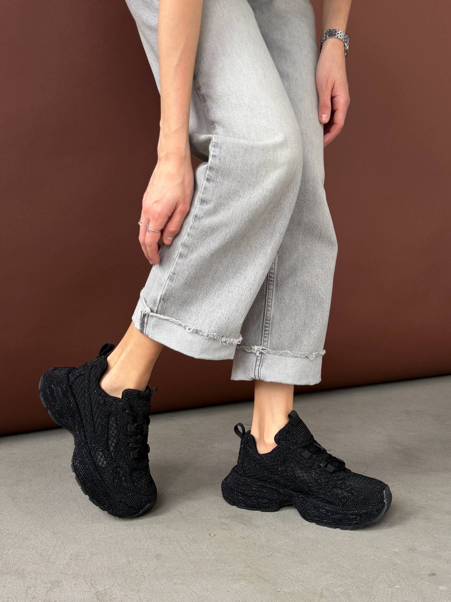 Sneakersy z kamyczkami na modnej podeszwie