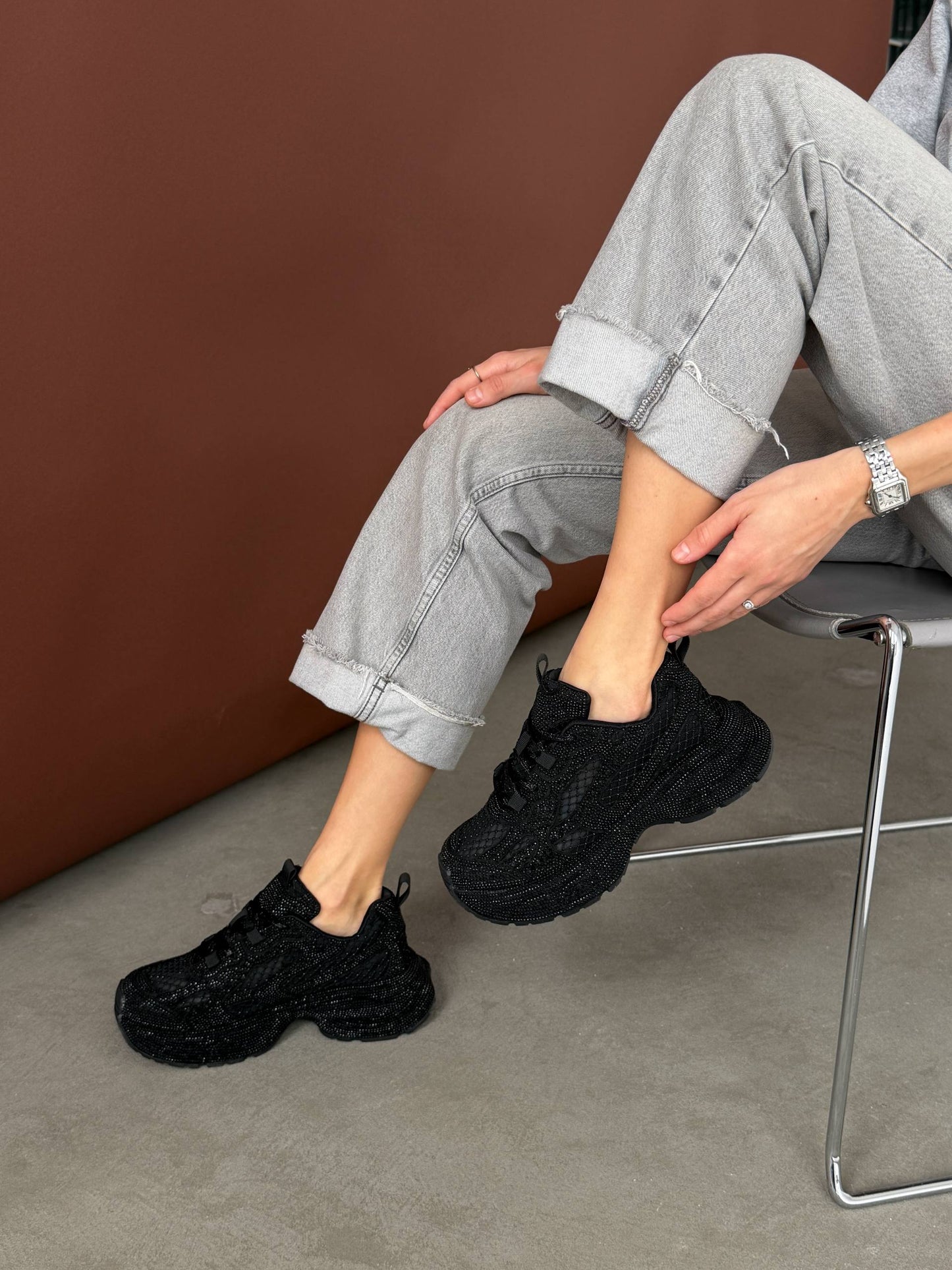 Sneakersy z kamyczkami na modnej podeszwie
