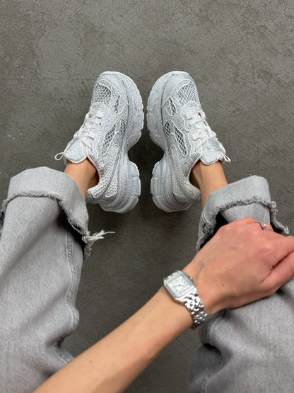Sneakersy z kamyczkami na modnej podeszwie