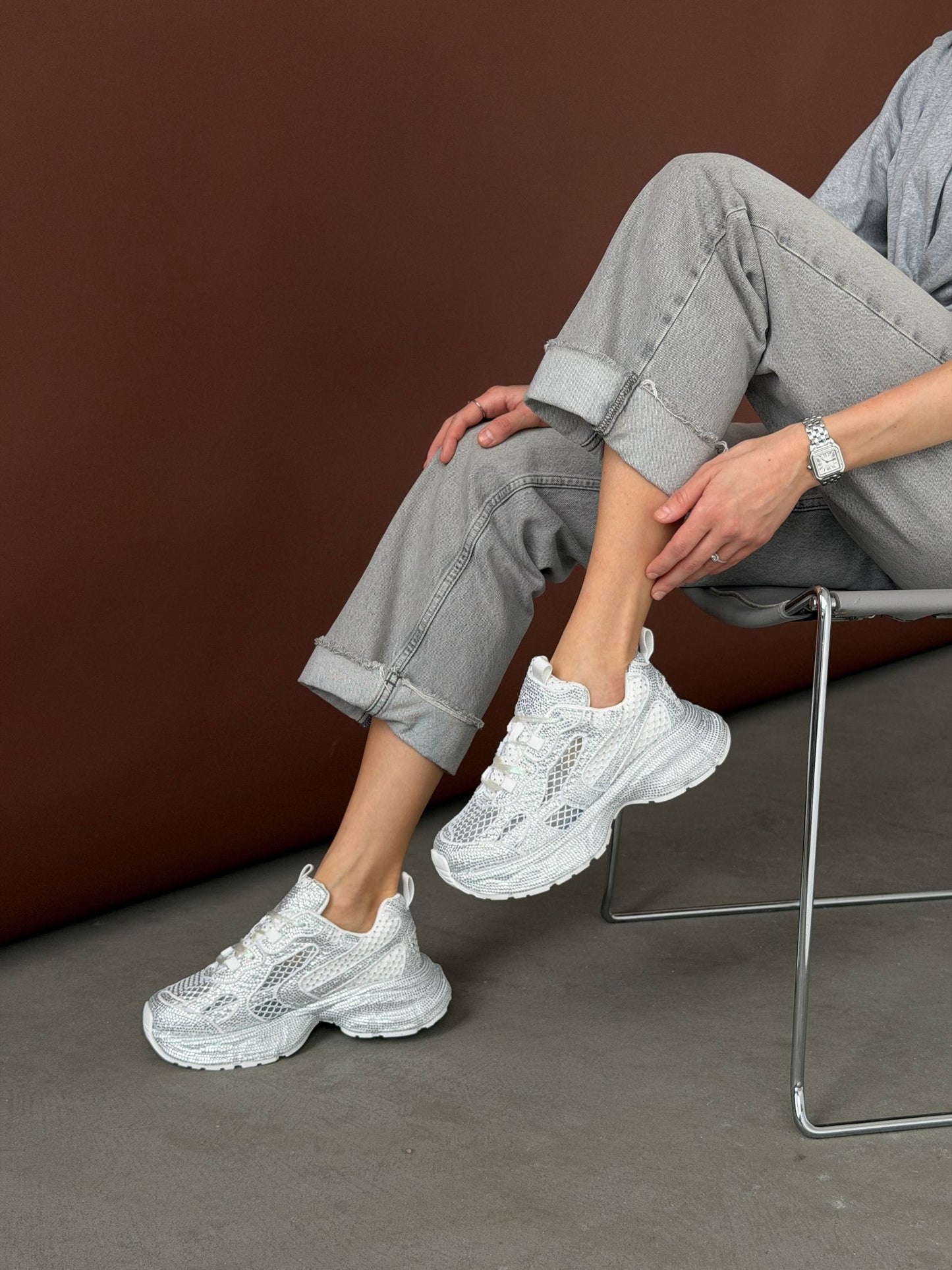 Sneakersy z kamyczkami na modnej podeszwie