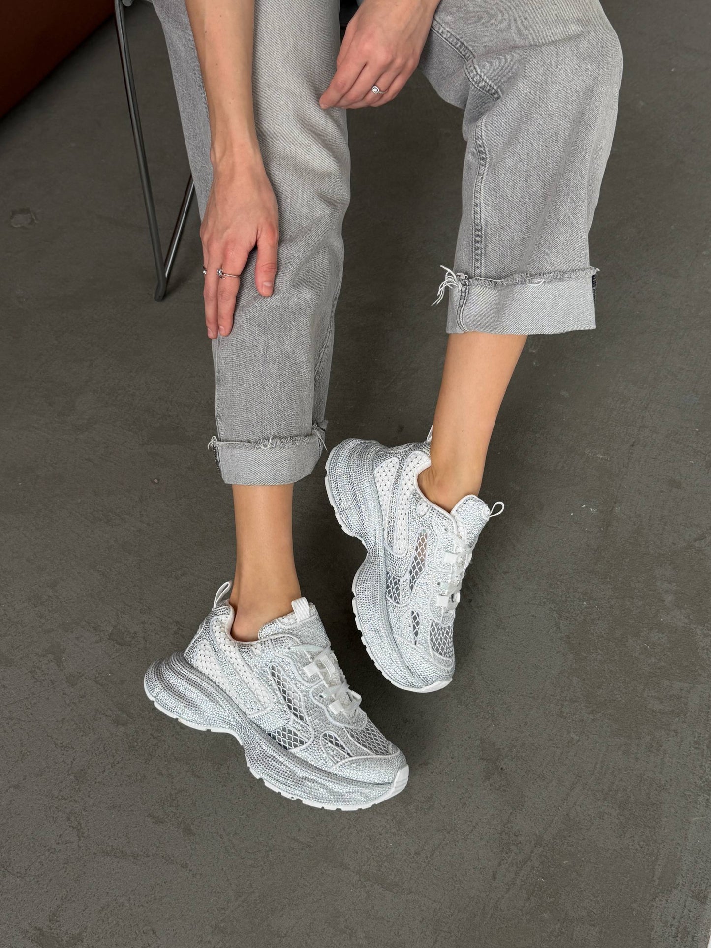 Sneakersy z kamyczkami na modnej podeszwie