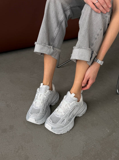 Sneakersy z kamyczkami na modnej podeszwie