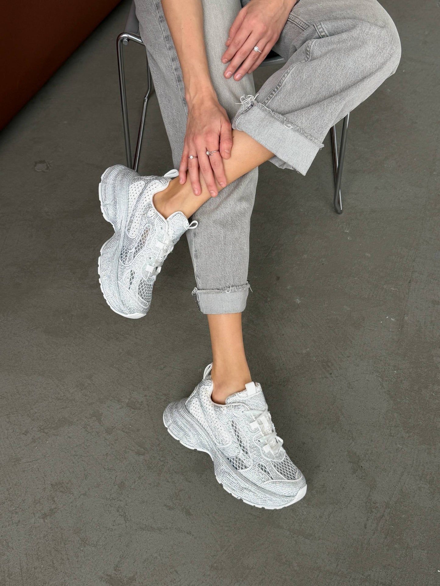 Sneakersy z kamyczkami na modnej podeszwie