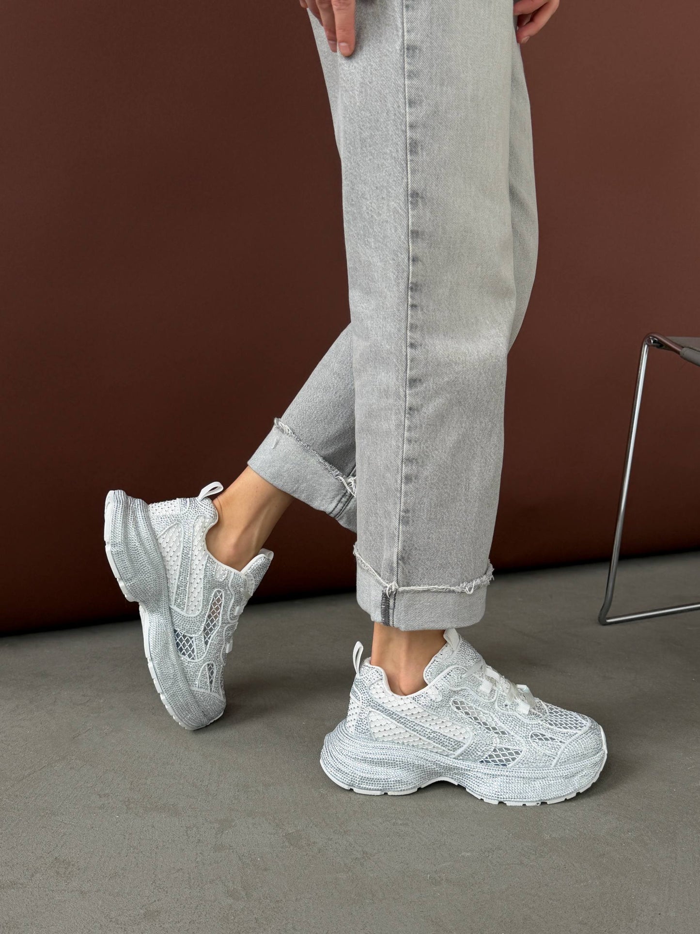 Sneakersy z kamyczkami na modnej podeszwie