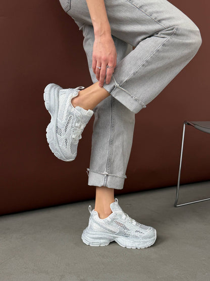 Sneakersy z kamyczkami na modnej podeszwie