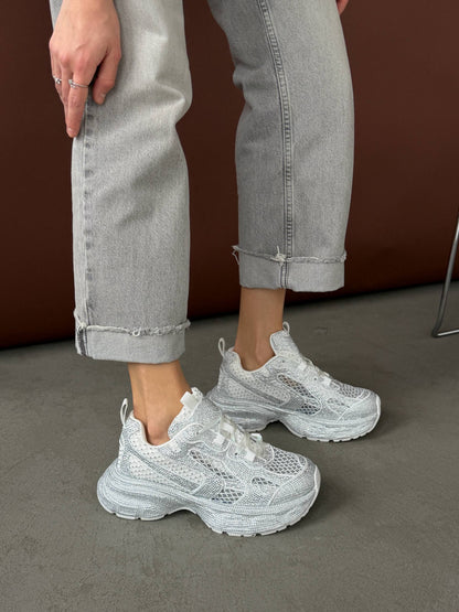 Sneakersy z kamyczkami na modnej podeszwie