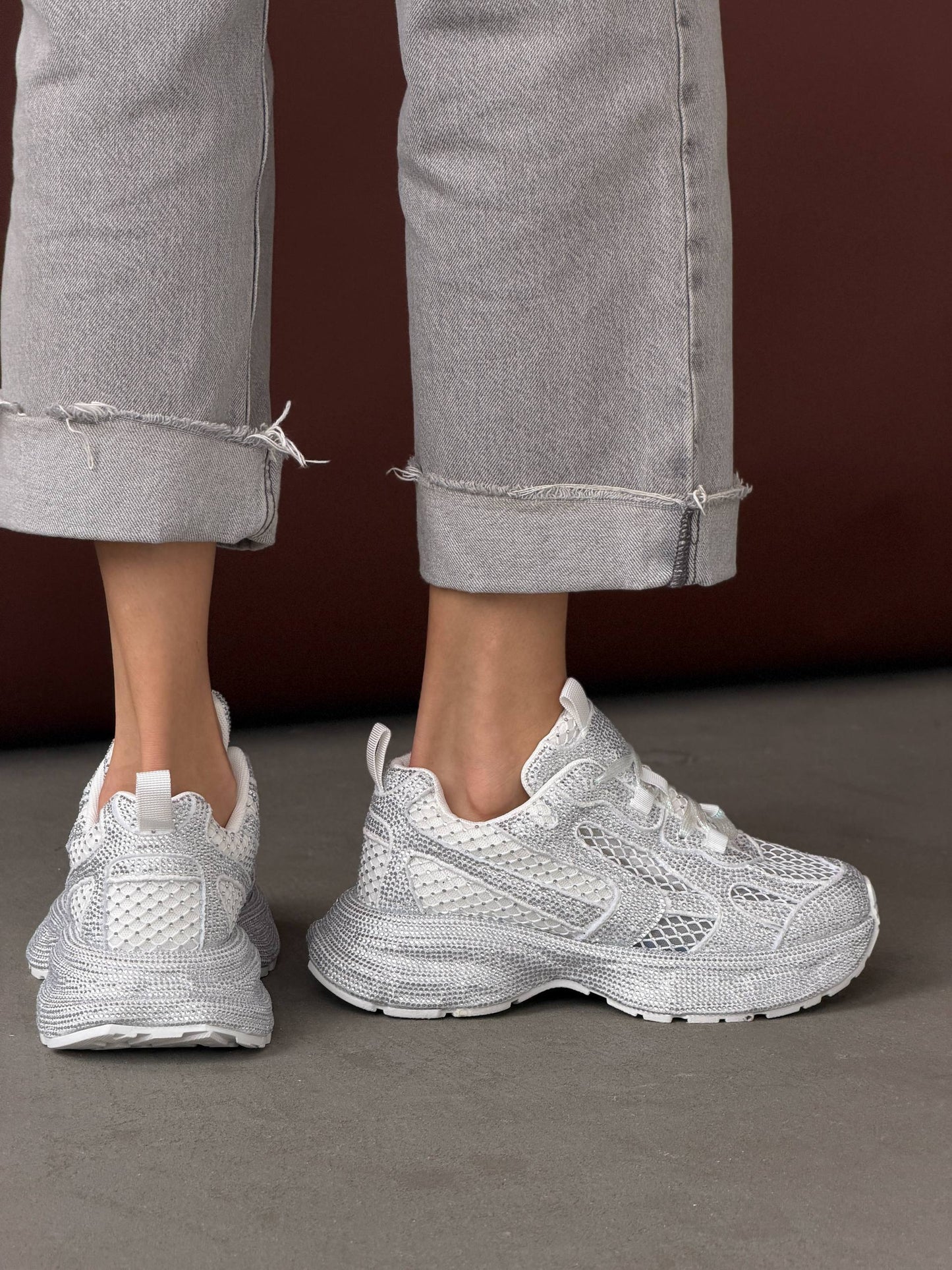 Sneakersy z kamyczkami na modnej podeszwie
