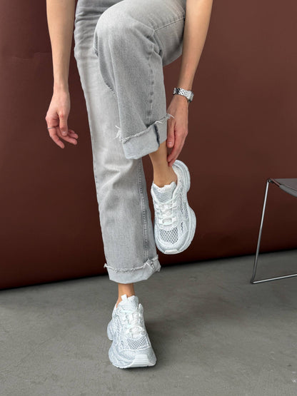 Sneakersy z kamyczkami na modnej podeszwie