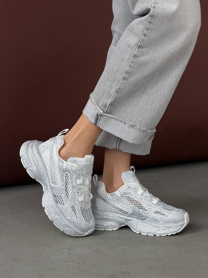 Sneakersy z kamyczkami na modnej podeszwie