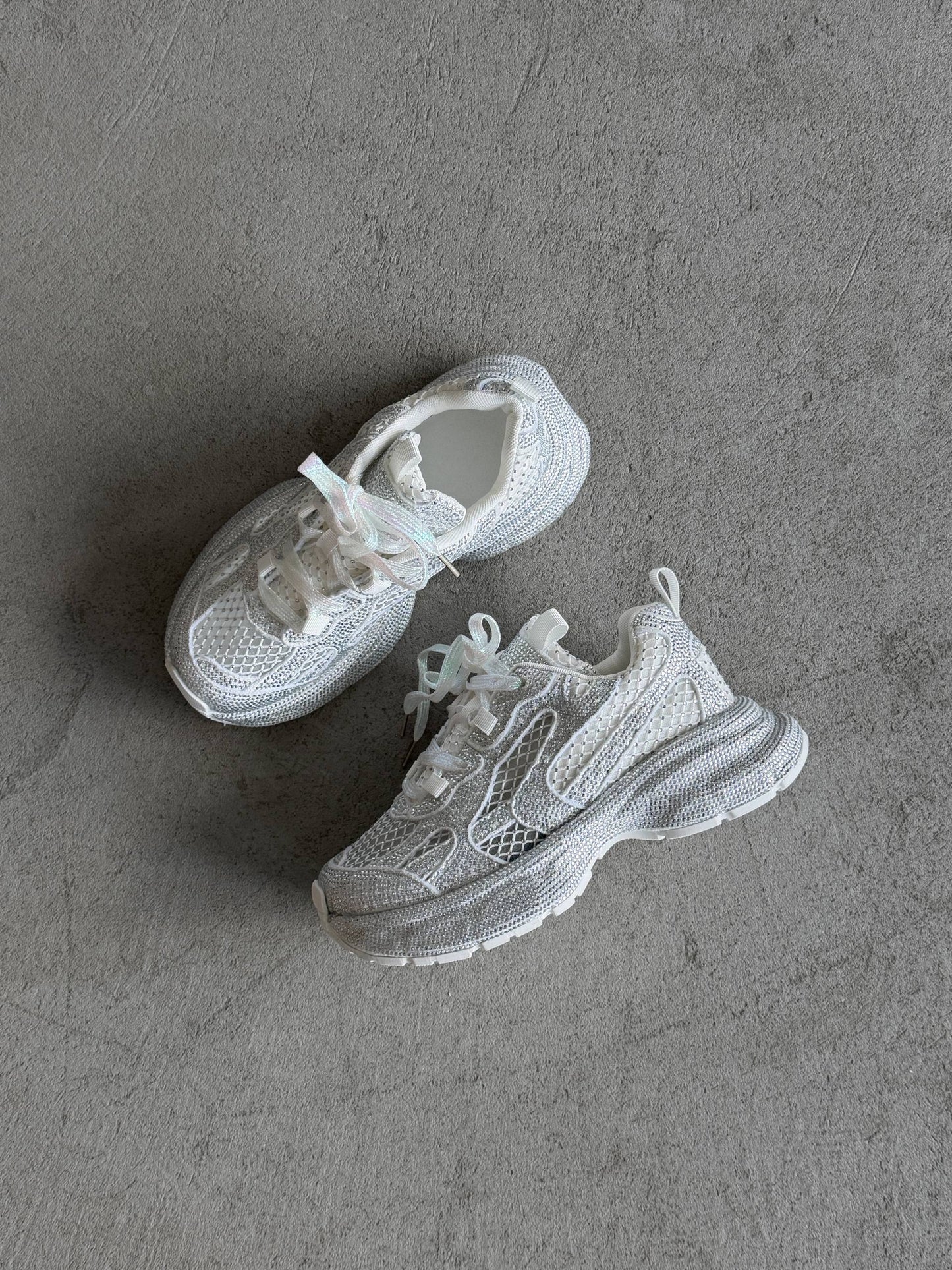 Sneakersy z kamyczkami na modnej podeszwie
