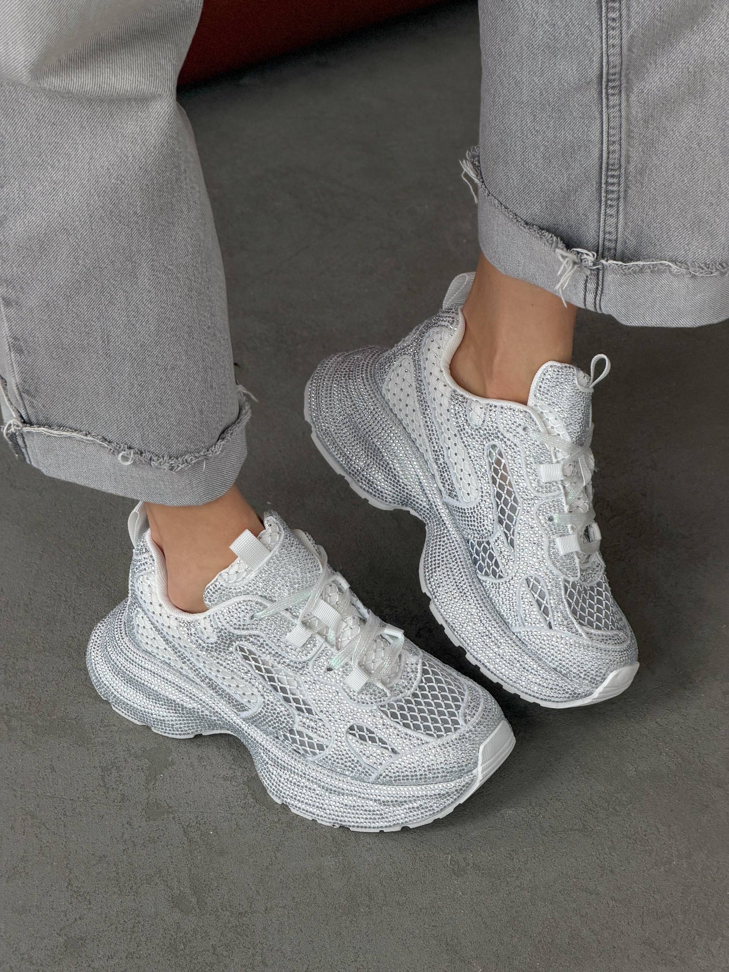 Sneakersy z kamyczkami na modnej podeszwie