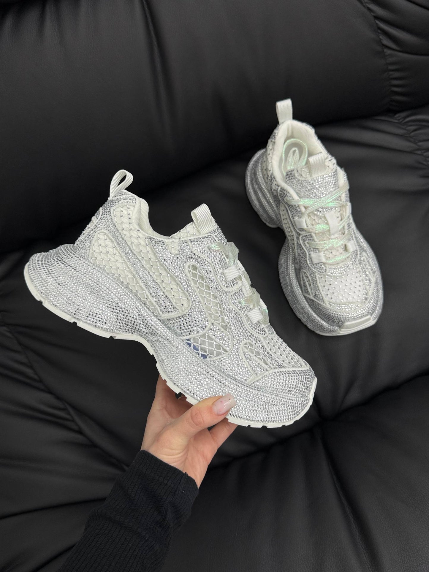 Sneakersy z kamyczkami na modnej podeszwie