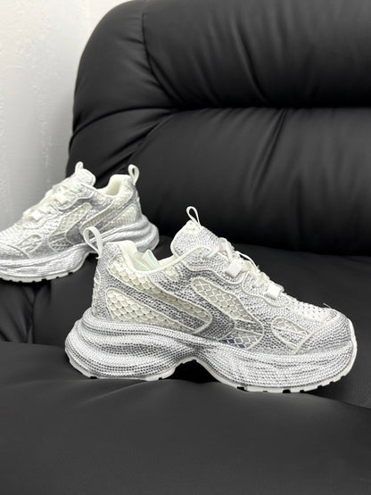 Sneakersy z kamyczkami na modnej podeszwie