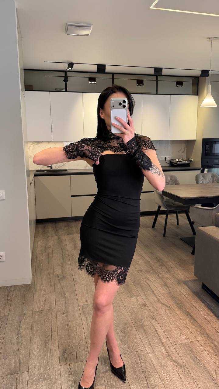 Dress + collar + decorative cuffs