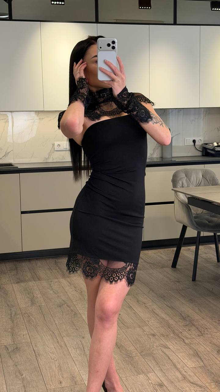 Dress + collar + decorative cuffs