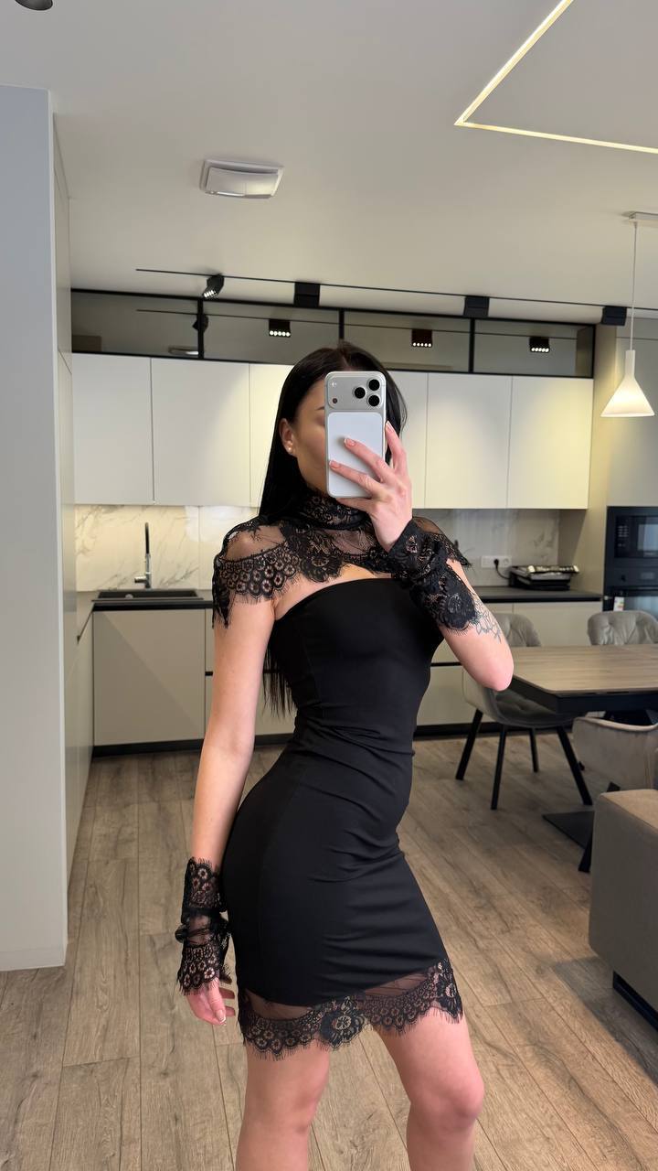 Dress + collar + decorative cuffs