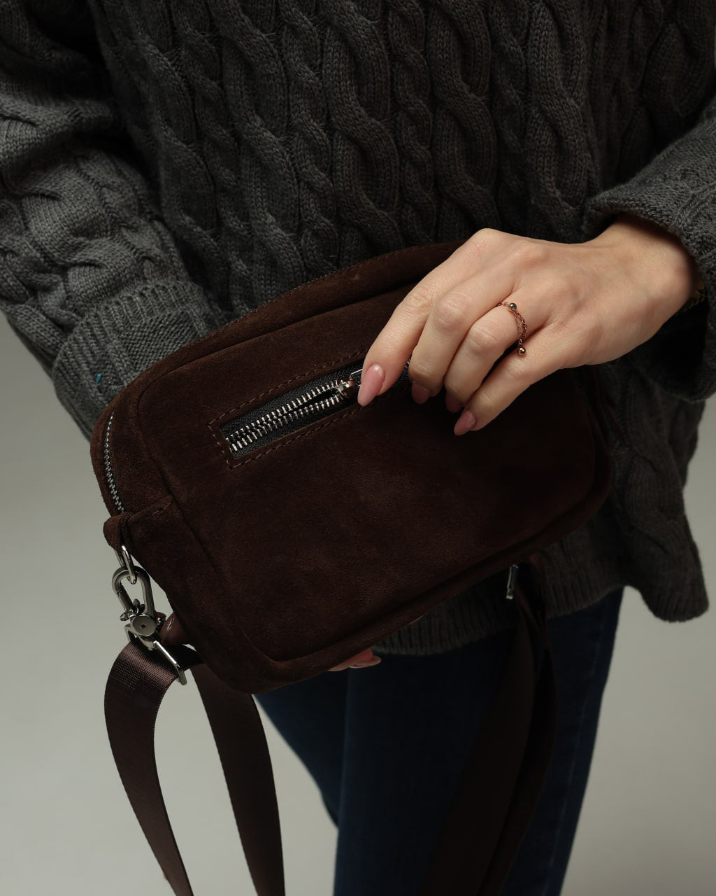 Women's cross-body bag made of genuine suede, chocolate