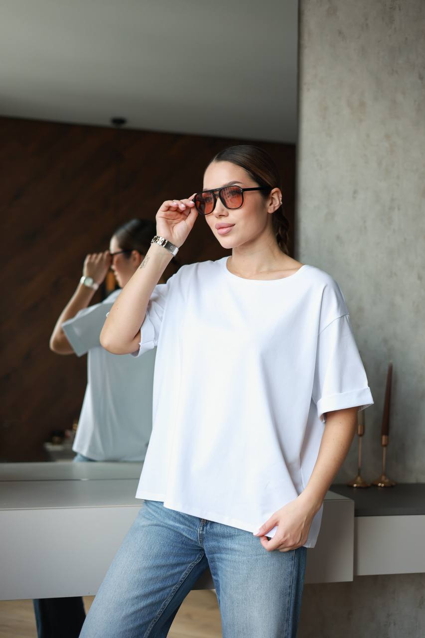 T-shirt oversize z koronką na plecach