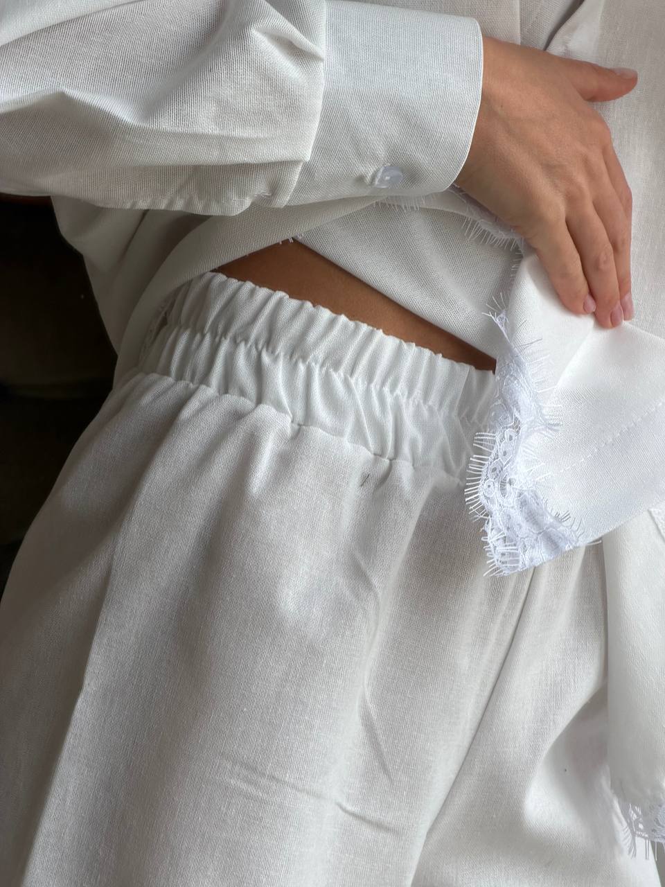 Лляний костюм з мереживом