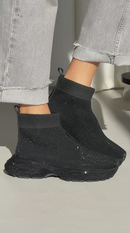 Mid-season sneakers, black